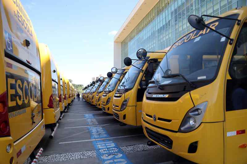 Ônibus escolares são entregues para município da AMUNORPI
